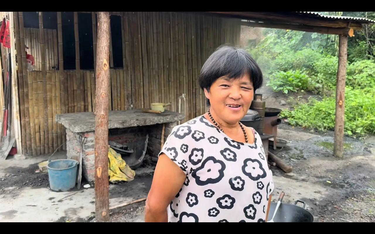 很多人都说啤酒婶又脏又如何，可这背后实则隐藏着诸多无奈。对于一个从未走出过大山的