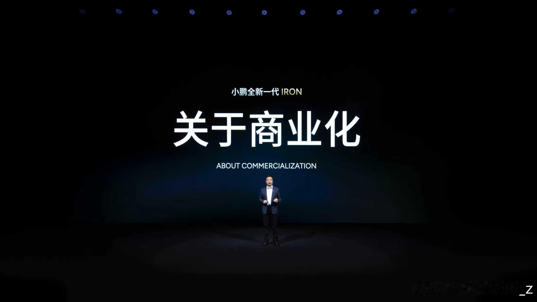 小鹏机器人会走猫步太像人了小鹏将在 2026 年底规模化量产高阶机器人IRON关