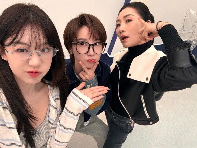 浪姐选队长规则队长由投票产生，每人两张推荐票两张不推荐票，投票不重复选，自主投票