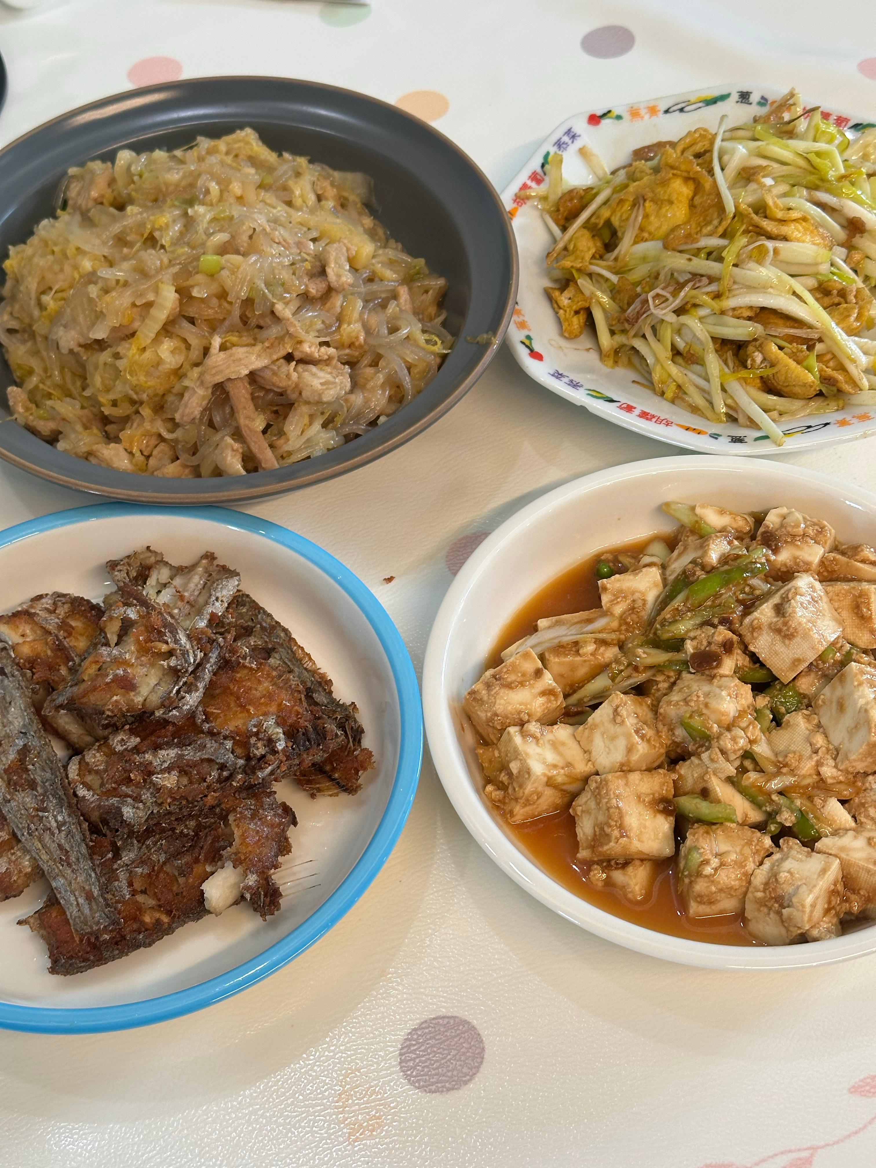 东北一家人开饭了🍽️渍菜粉，煎刀鱼，拌豆腐，韭黄炒鸡蛋。 