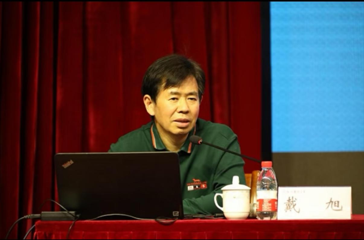 敌人把炮口一步步往门口推，我们这边却忙着给看门人的嘴贴封条，这种错位感，说出来都