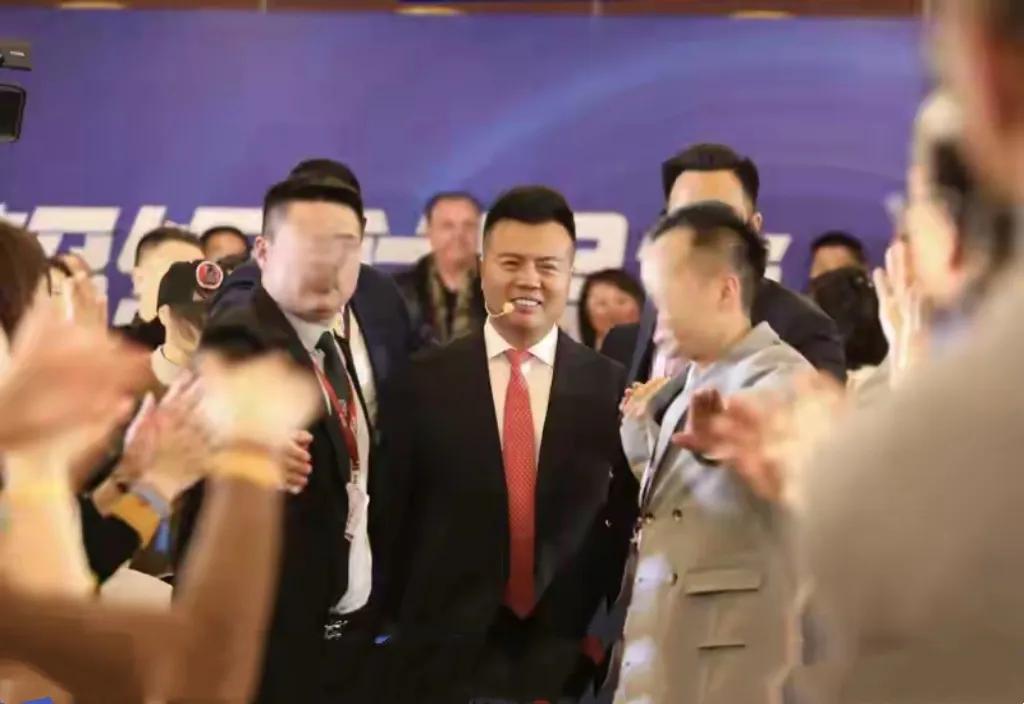 骗3.8亿！“亚洲第一潜能大师”二审仍获无期，妻子刑期却减了？
 
号称能教你“