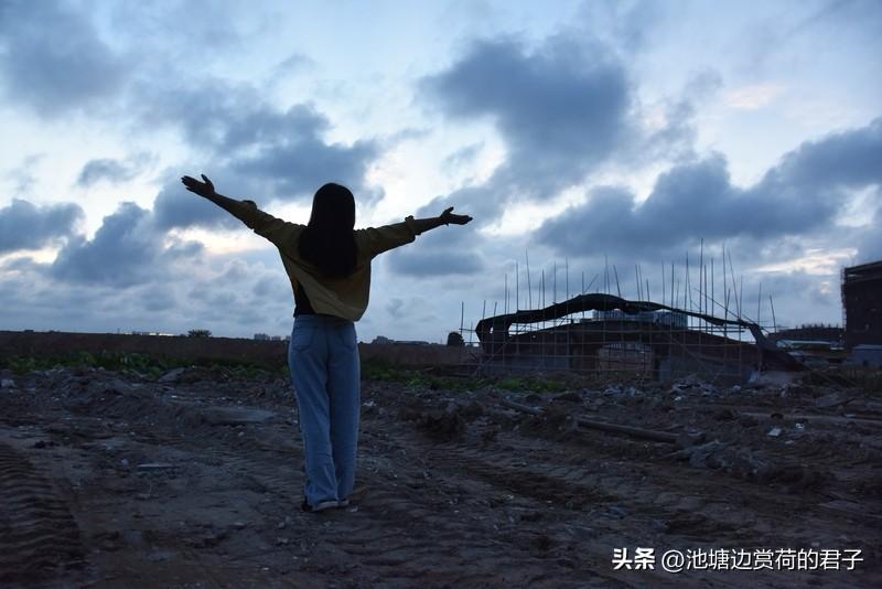 什么样的人活得最幸福？我觉得有几类人很有代表性。
一类是拥有自我热爱的人，像一些