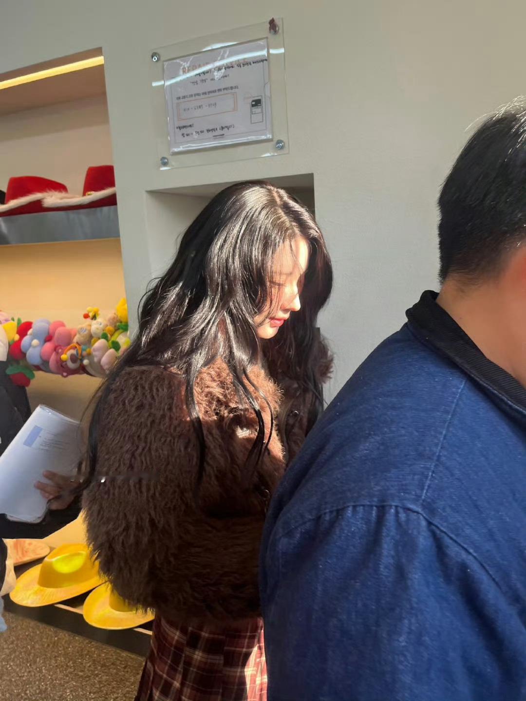 今天网友偶遇赵美延抓拍的生图我下辈子预定这个侧面🙏🏻 