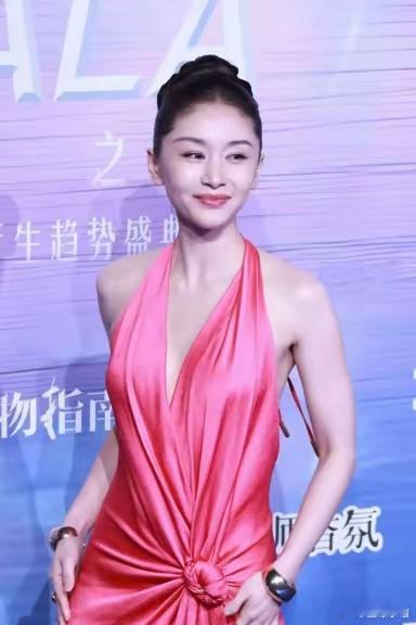 王子文越来越放的开，穿玫红色挂脖连衣裙，个子不高却很有料！ ​​​
