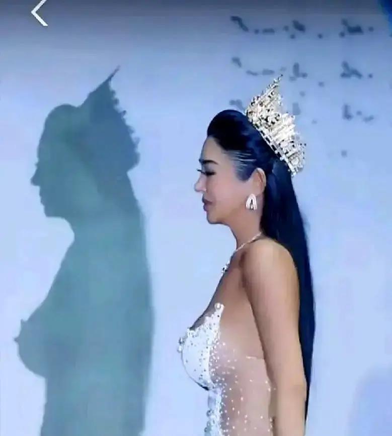 3颗钻卖断货
 
巴黎高定时装周刚结束，Dior用一层透明纱把极简推到顶。全场零