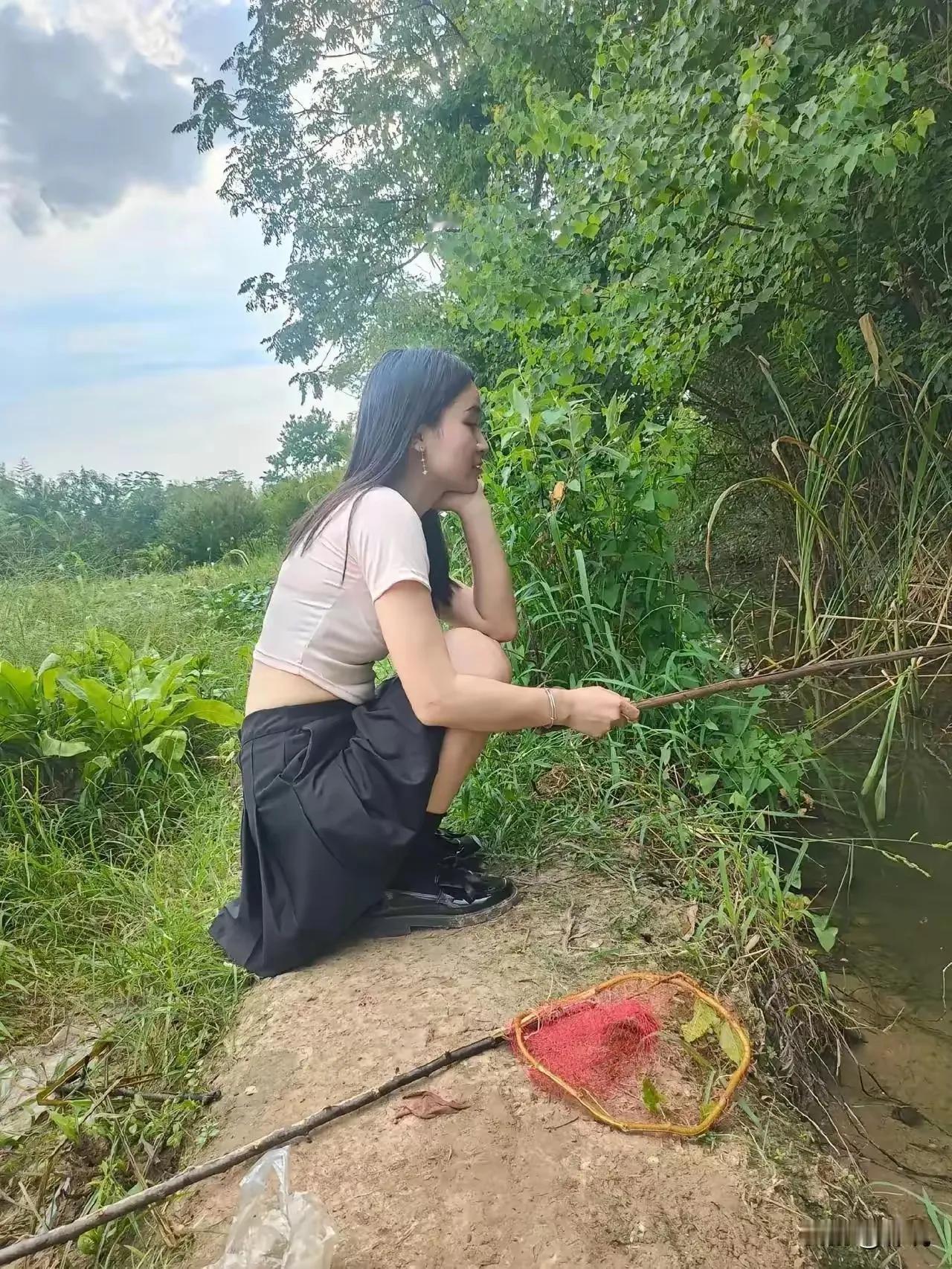 谁家的小媳妇，穿这样的衣服，确定是去钓鱼虾的，而不是去钓金龟婿的？
再说，草丛里