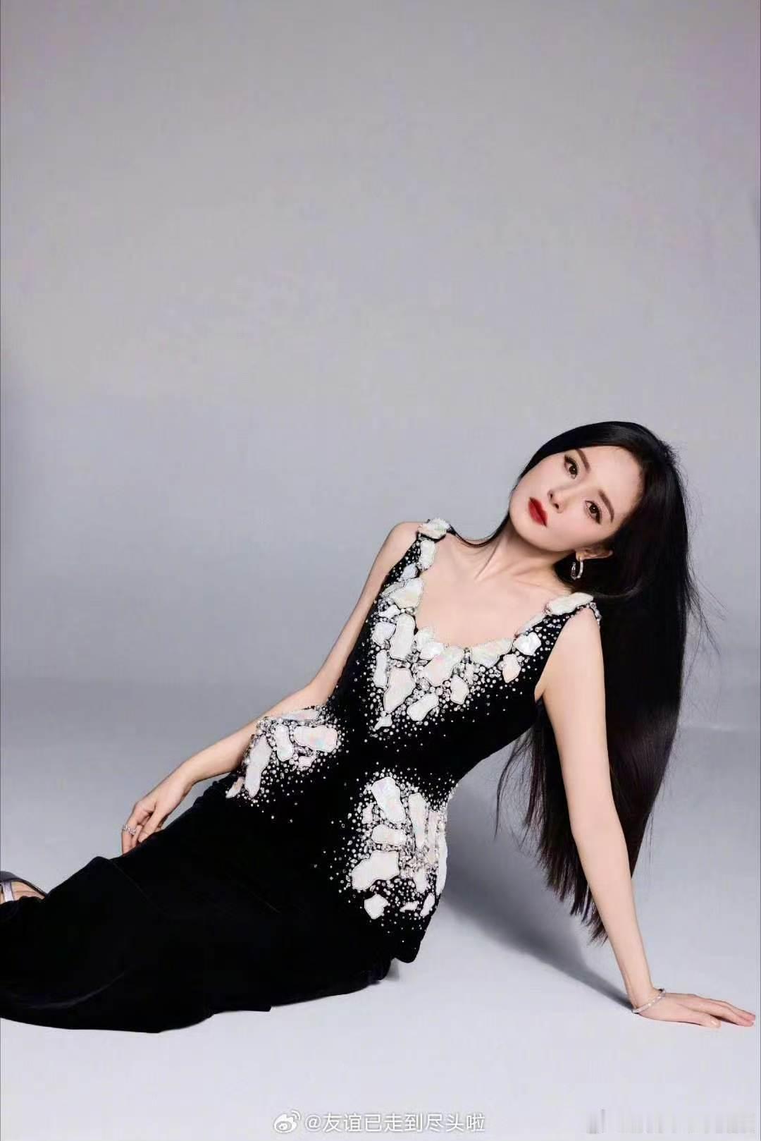 杨幂杨紫白玉兰晚宴出图杨幂杨紫白玉兰造型 杨幂，杨紫白玉兰提名晚宴造型出图，都好