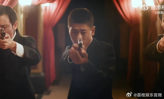 慕容清峄被射穿了一段旧情没能走到终点，再次相逢，爱人身份替换成大嫂。往日的亲密尽