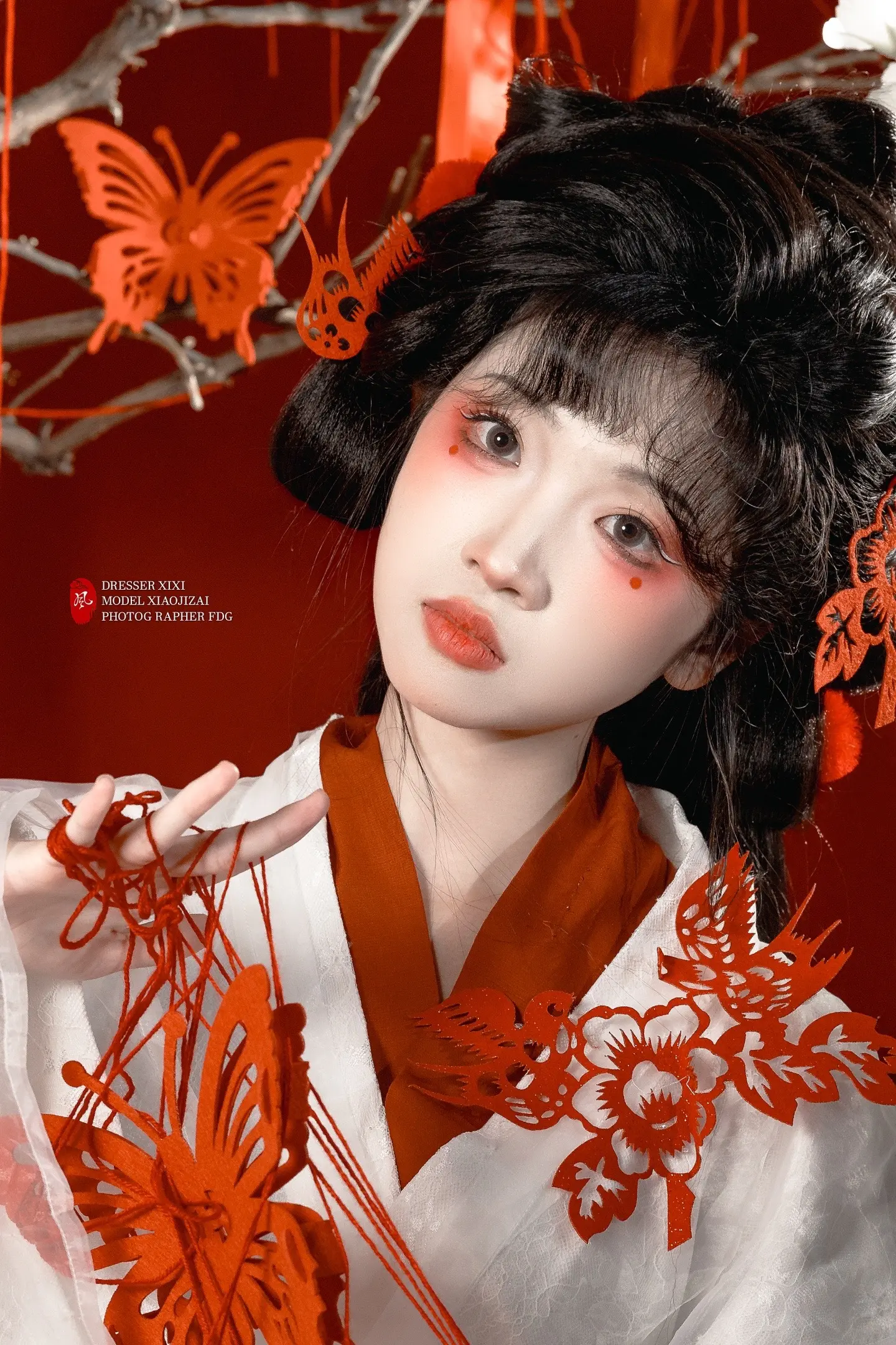 春来江水绿如蓝，能不忆江南。