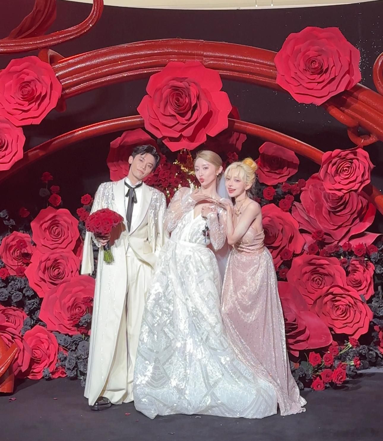 人生中第一次当伴娘！第一次参加婚礼！看着他们互相许下诺言真的我也流泪了[泪]给我