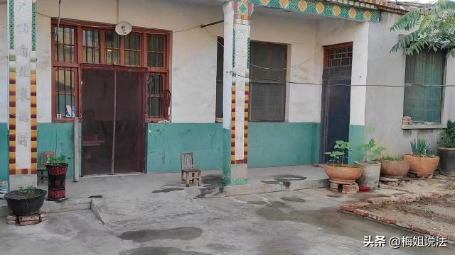 四川南充，黄某想在农村买房，但是村里房子不允许买卖，黄某就和村民李某签了个合同，