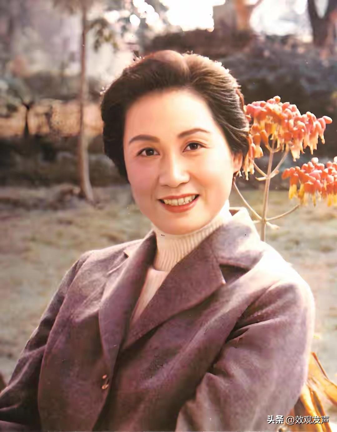 她1925年生于广州西关，籍贯广东开平，有“粤剧皇后”之称。艺术生涯堪称传奇。最