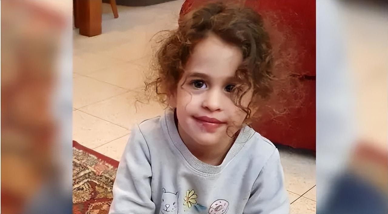 父母被双双杀害的4岁小女孩获释，哈马斯迫令人质挥手致意
第三批被释放的以色列人质