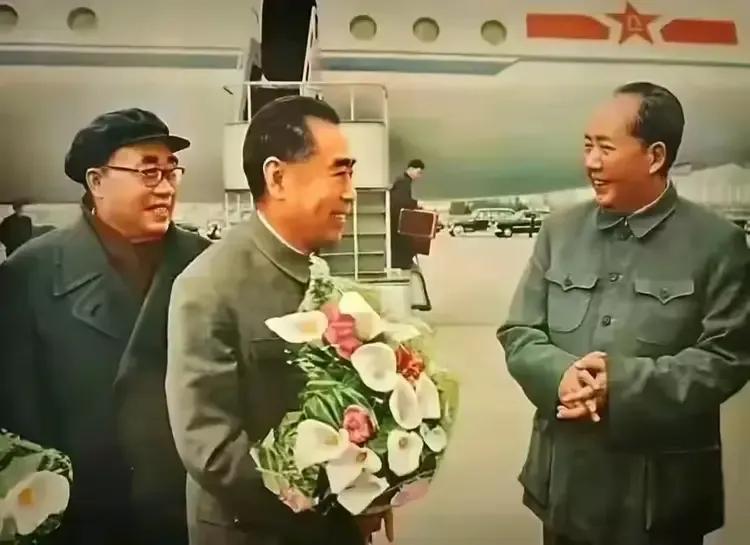 周总理刚下飞机，毛主席和朱老总已经在机场等候了，能得到朱毛两位老人家亲自接机的，