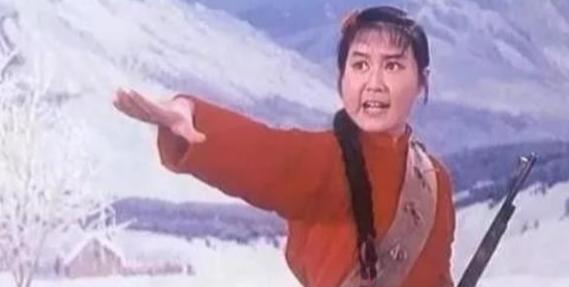 [微风]1988年，“小常宝”齐淑芳带领30名演员留美不归，背叛祖国抛弃丈夫，并