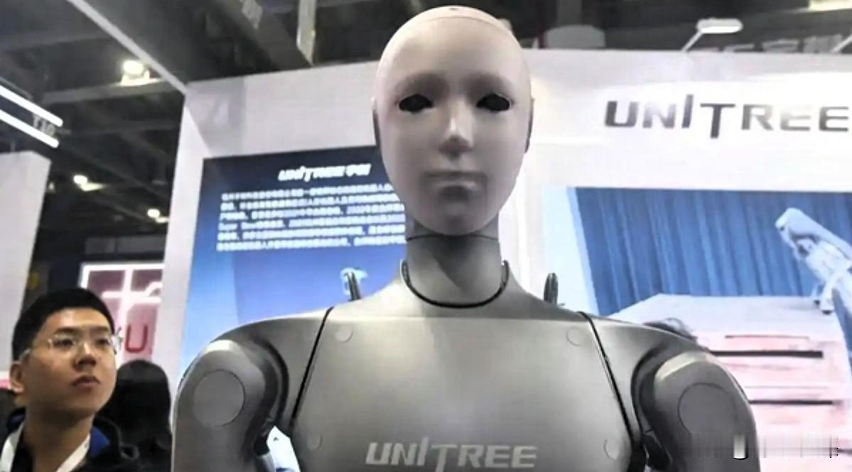 黄仁勋找了个1米8的机器人搭档，你以为是用来跳舞，然而并不是。

这次是为了定义