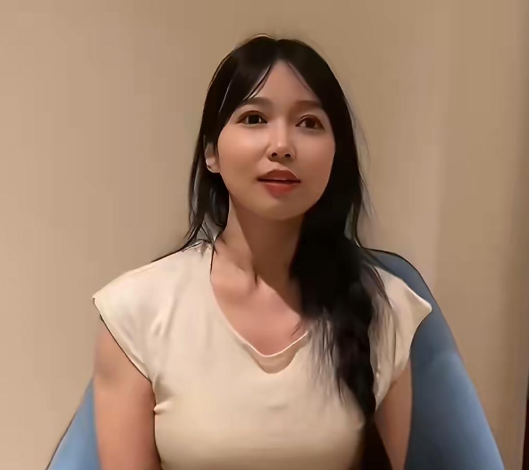 拿盲人摆拍骗流量，这位140万粉丝博主的操作，把我看吐了！
 
这两天刷到“女孩