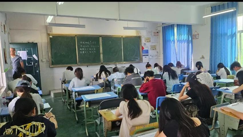 如今推行新高考选科模式，打破文理壁垒，学生可以依照特长自主选考。命题更看重综合素