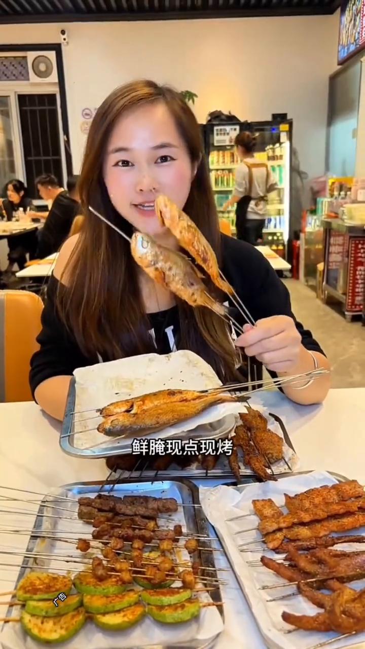 没想到吃一条小黄鱼居然只要四块了。鲜腌现点现烤，入味鲜香又好吃。就在周浦的小黄鱼