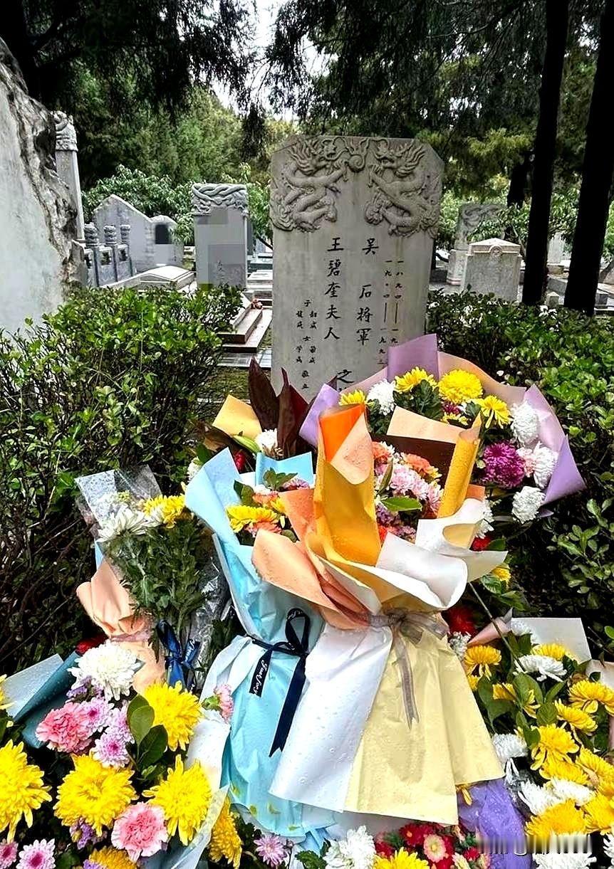 近日，《沉默的荣耀》热播后，人们纷纷赶到，北京香山福田公墓，去祭奠吴石将军。
北