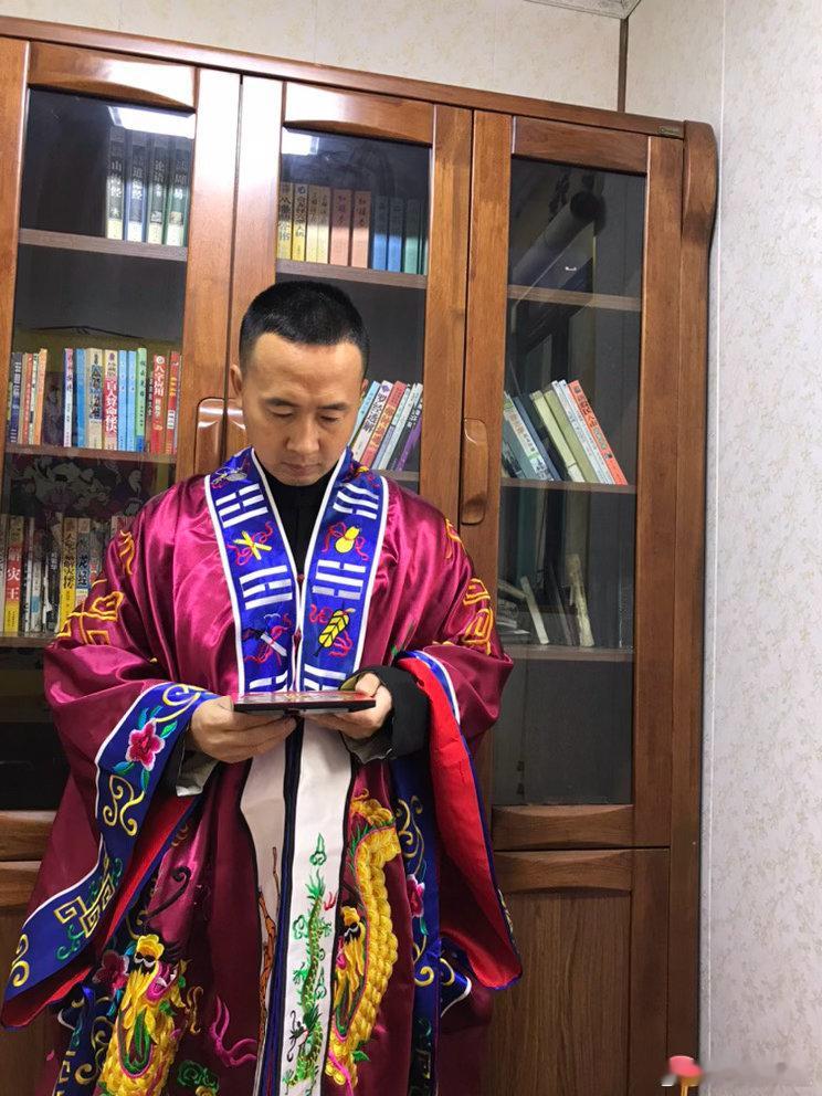 给人批八字，绝不是看那八个字就完事。真正的论命，得把大运、流年、胎元、命宫全算进