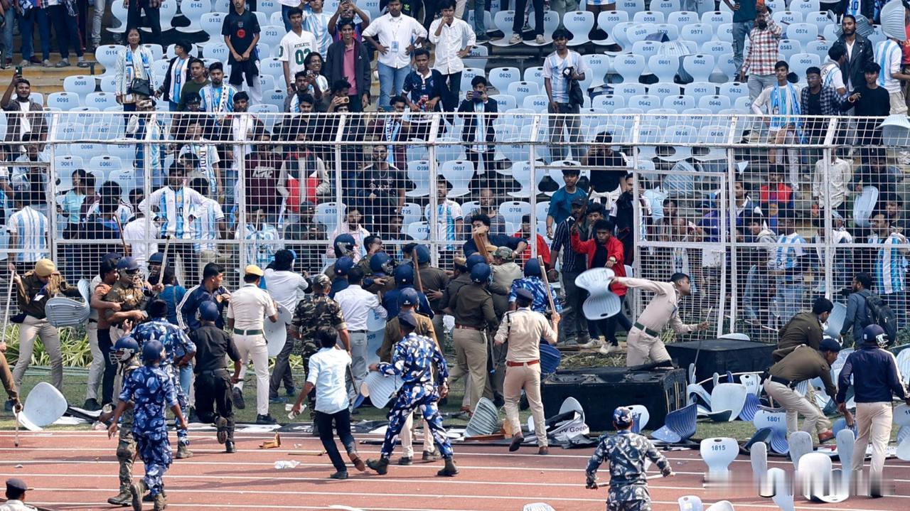 12月13日梅西印度行首站活动在加尔各答演变成一场「全面失控的骚乱」失望的球迷发