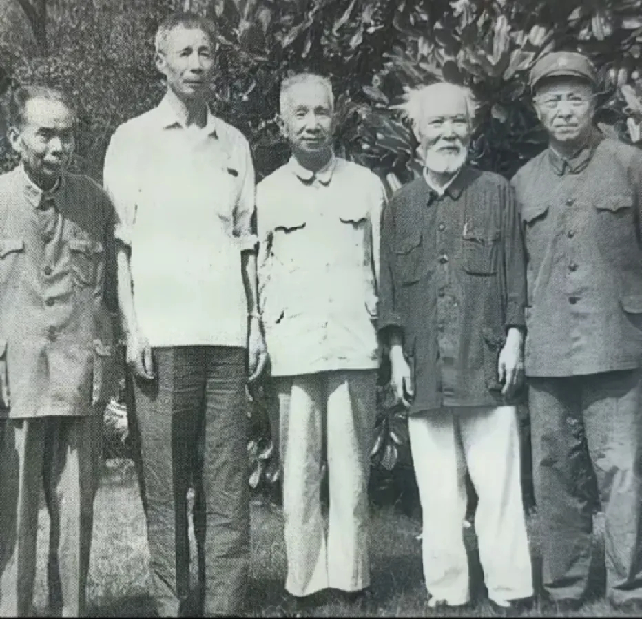 80年代，粟裕在杭州与当年在浙江坚持三年游击战争的老战友们的一张留影，当年他们九
