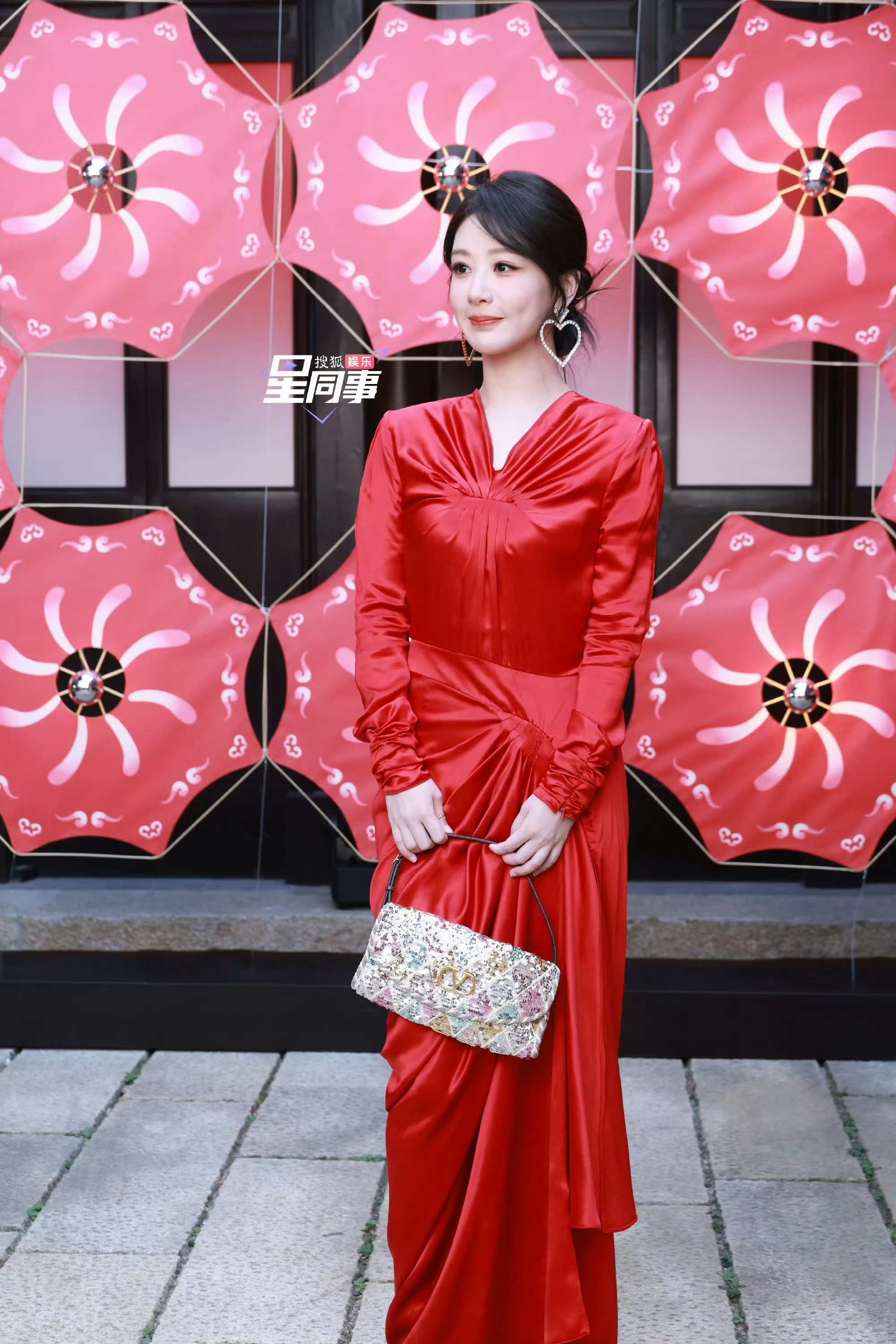 杨紫真的是剧宣小能手吧，参加线下活动还不忘记宣传《生命树》和《祯娘传》！杨紫已经