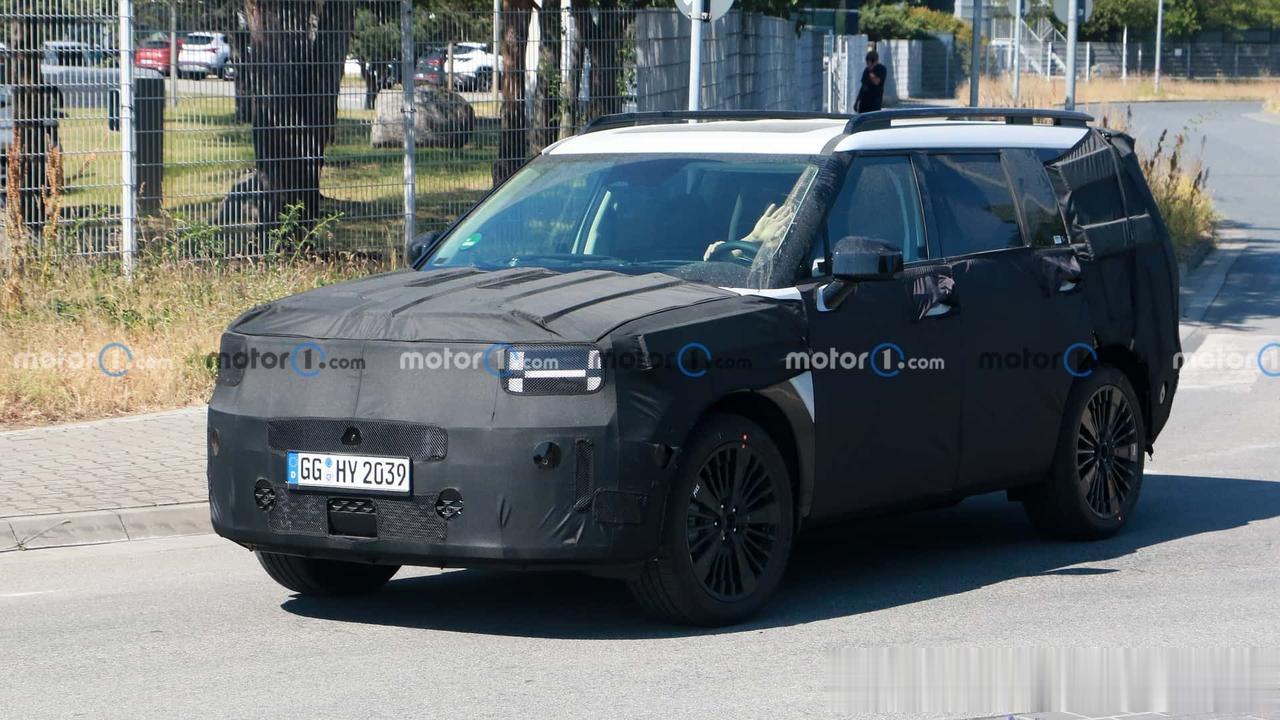 全新现代胜达谍照，一改以往现代汽车推崇的“流体雕塑造型”，开始走简约风，硬汉风。