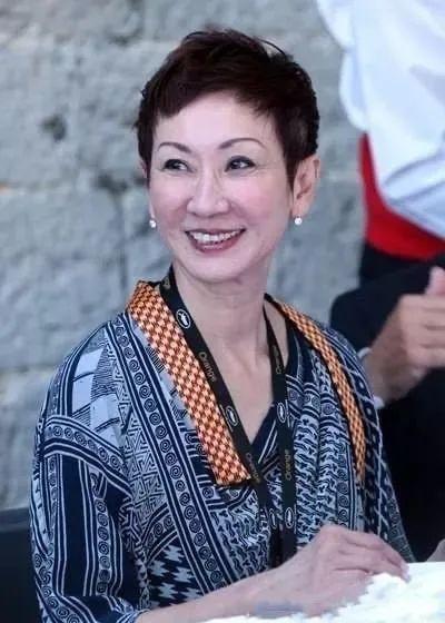 今早打开头条，惊闻施南生女士离世，非常震惊，非常悲痛，虽然她不知道我是谁，相差十