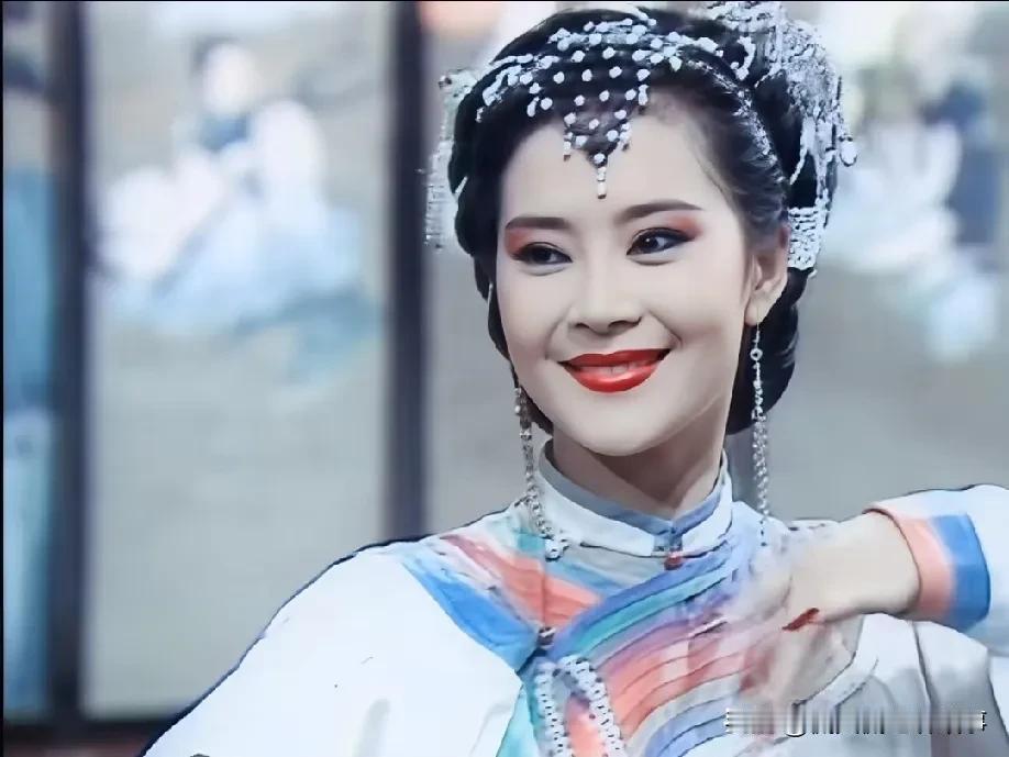 殷小钗出场那段，当年真看呆了不少人吧！配上《潇洒走一回》的主题曲，氛围感直接拉满