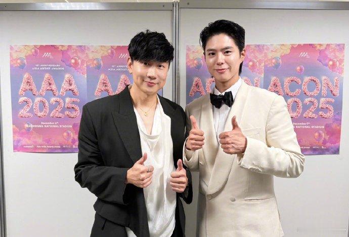 林俊杰朴宝剑合照林俊杰朴宝剑同框合照 林俊杰晒出AAA与朴宝剑后台合照，都好帅！