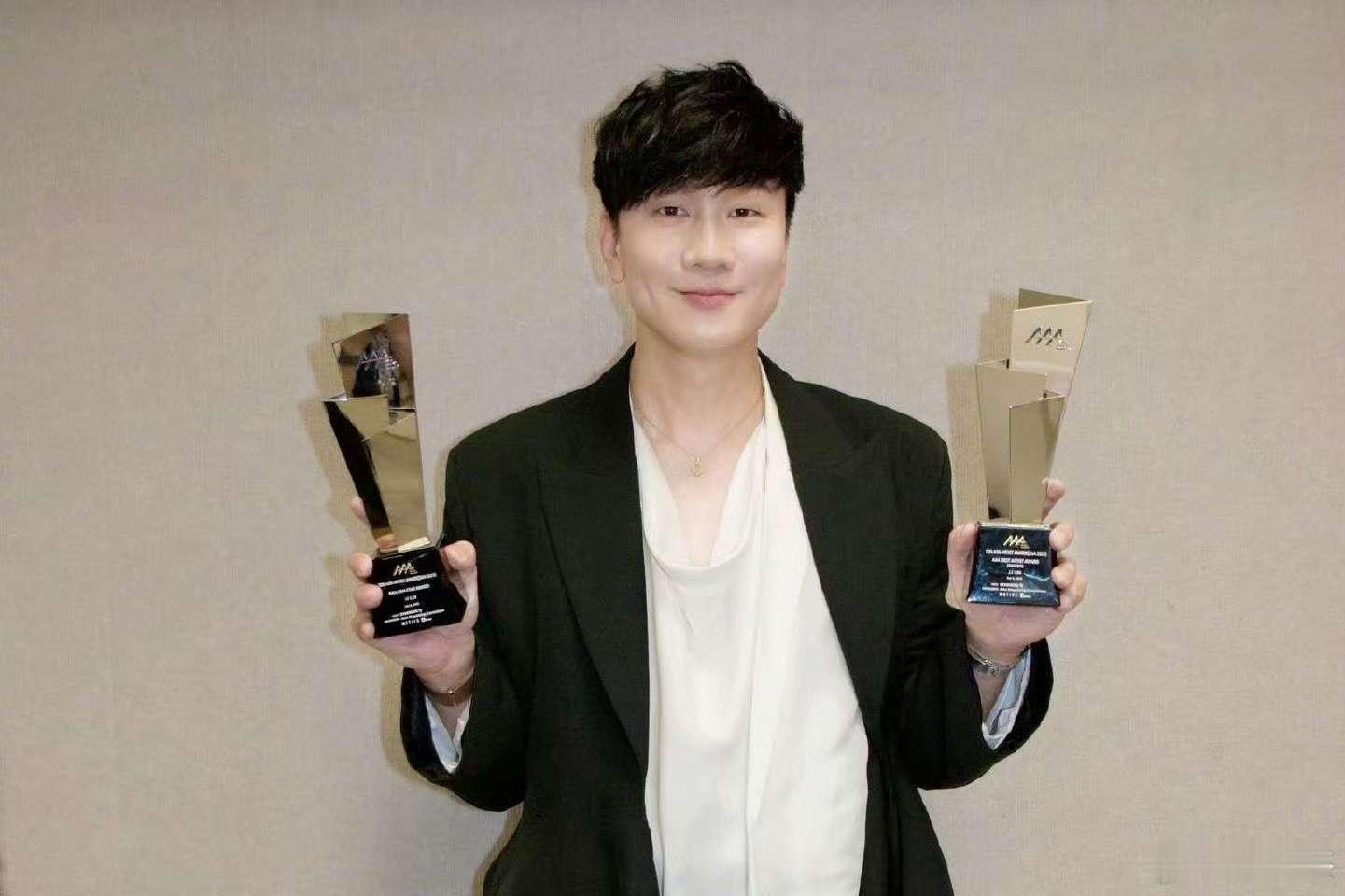 林俊杰晒AAA颁奖礼合照林俊杰AAA颁奖礼晒合照 林俊杰AAA颁奖礼合照！ 