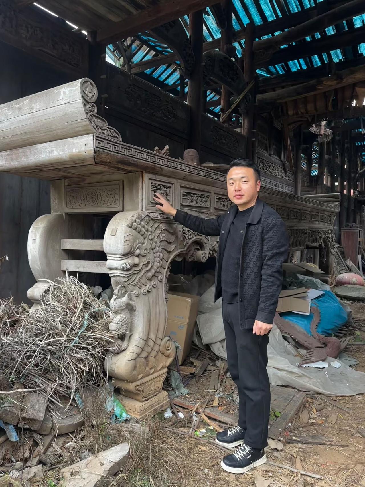 江南第一精品大香案
二三十名工匠合力搬运；通体满雕，题材含九世同堂、天官赐福、狮