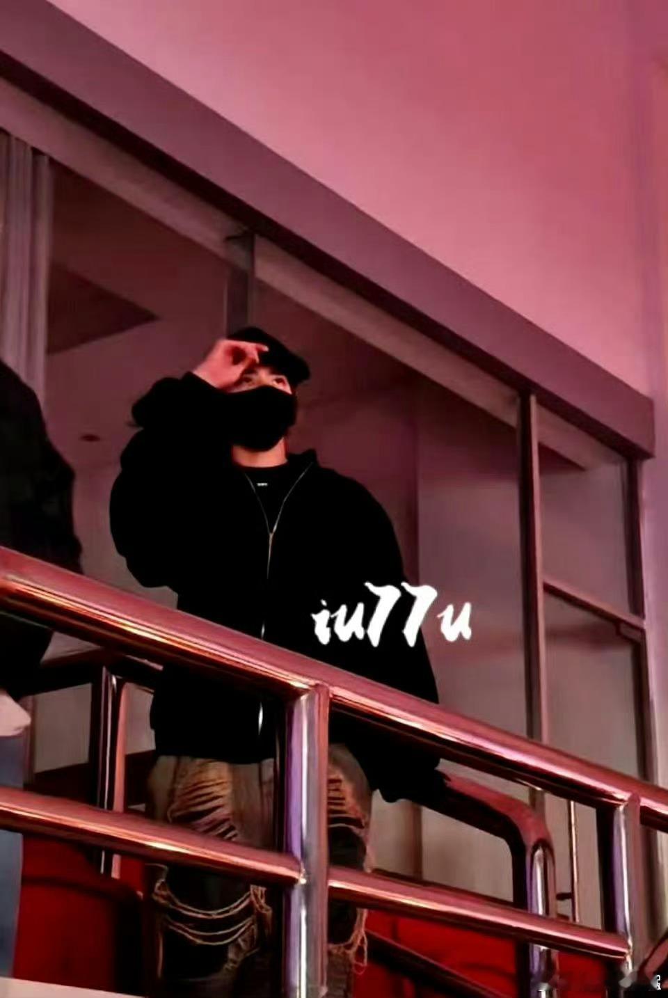 蔡徐坤去看邓紫棋演唱会了全世界都在偶遇蔡徐坤