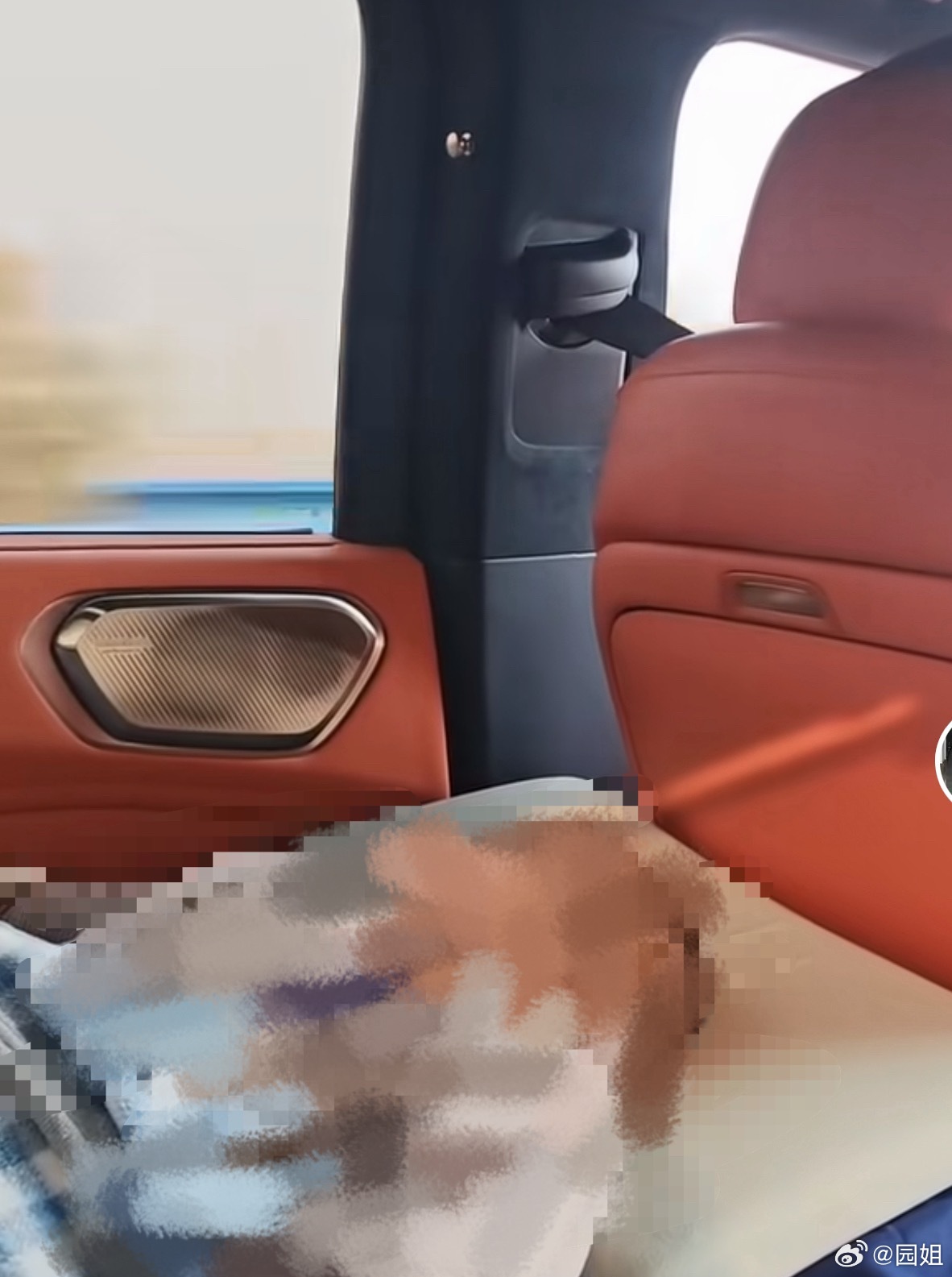 最近不是总刷自驾游的吗，发现一个很严重的事，很多开车长途带孩子的，直接把后排放倒