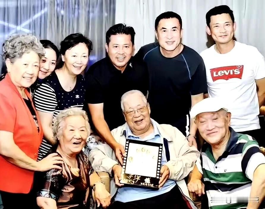 那年，电影表演艺术家于洋夫妇、陶玉玲和上影演员剧团的演员朋友合影。
七十年代，于