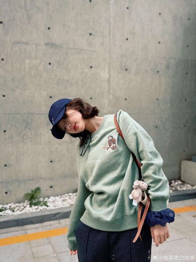 #赵露思蓝色棒球帽随拍##赵露思短发四宫格随拍# 赵露思晒出的蓝色棒球帽随拍，短