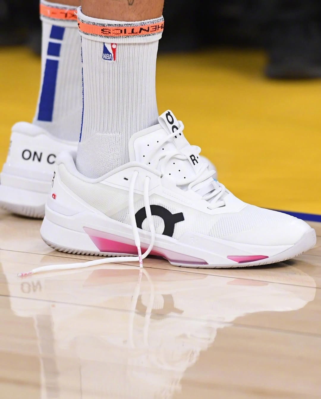 库里乱穿鞋时代又上新高，开始穿网球鞋了，今天穿着费德勒的签名网球鞋 On The