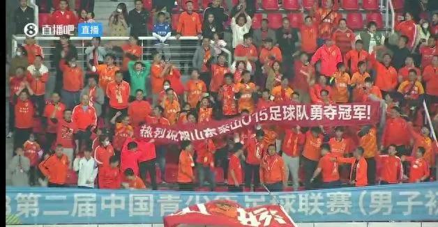 新任足协主席宋凯为山东泰山U15队颁发冠军奖杯，泰山U15队总比分2:1战胜恒大