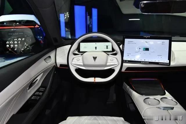 深蓝SL 03 增程版延续了品牌的设计语言， 通过星能之瓣日间行车灯、 星焰贯穿