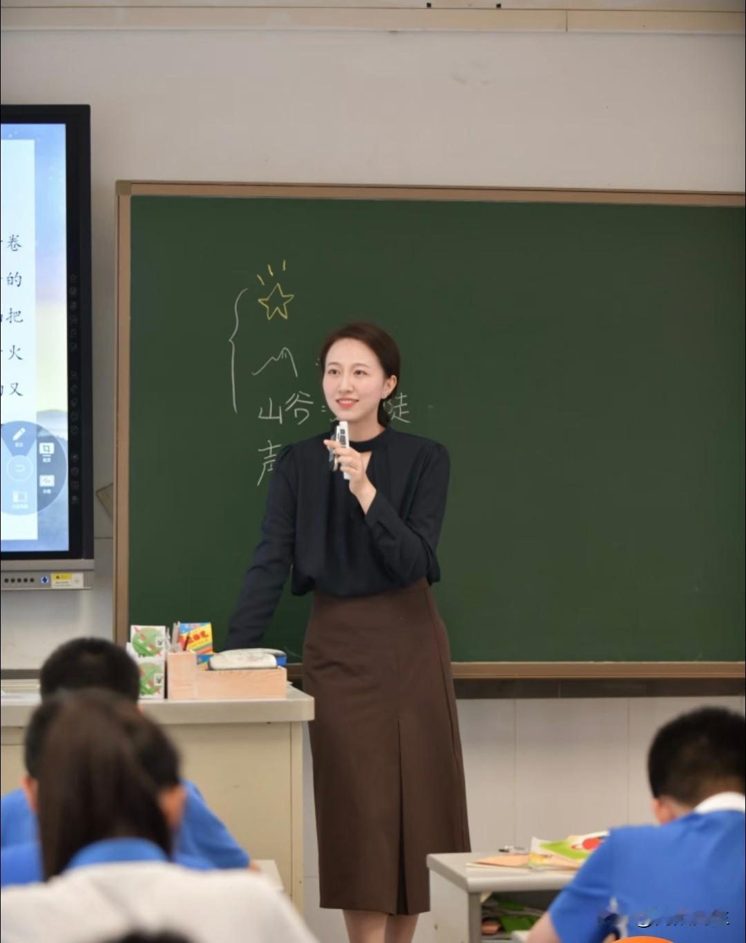 我记忆里最好的老师，其实没什么惊天动地的本事，就是特别懂学生那点小心思。他讲课不