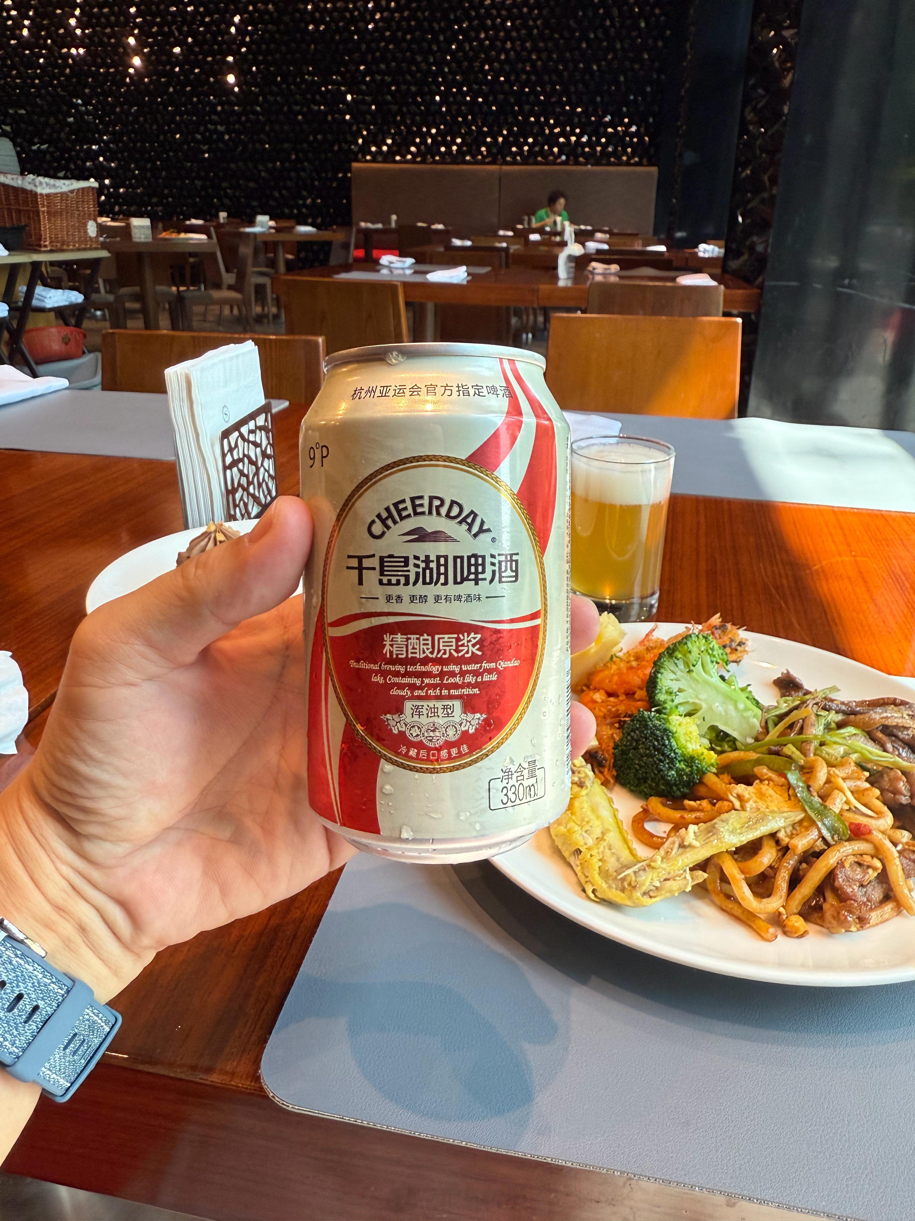 哇千岛湖啤酒好久没喝了  ​​​