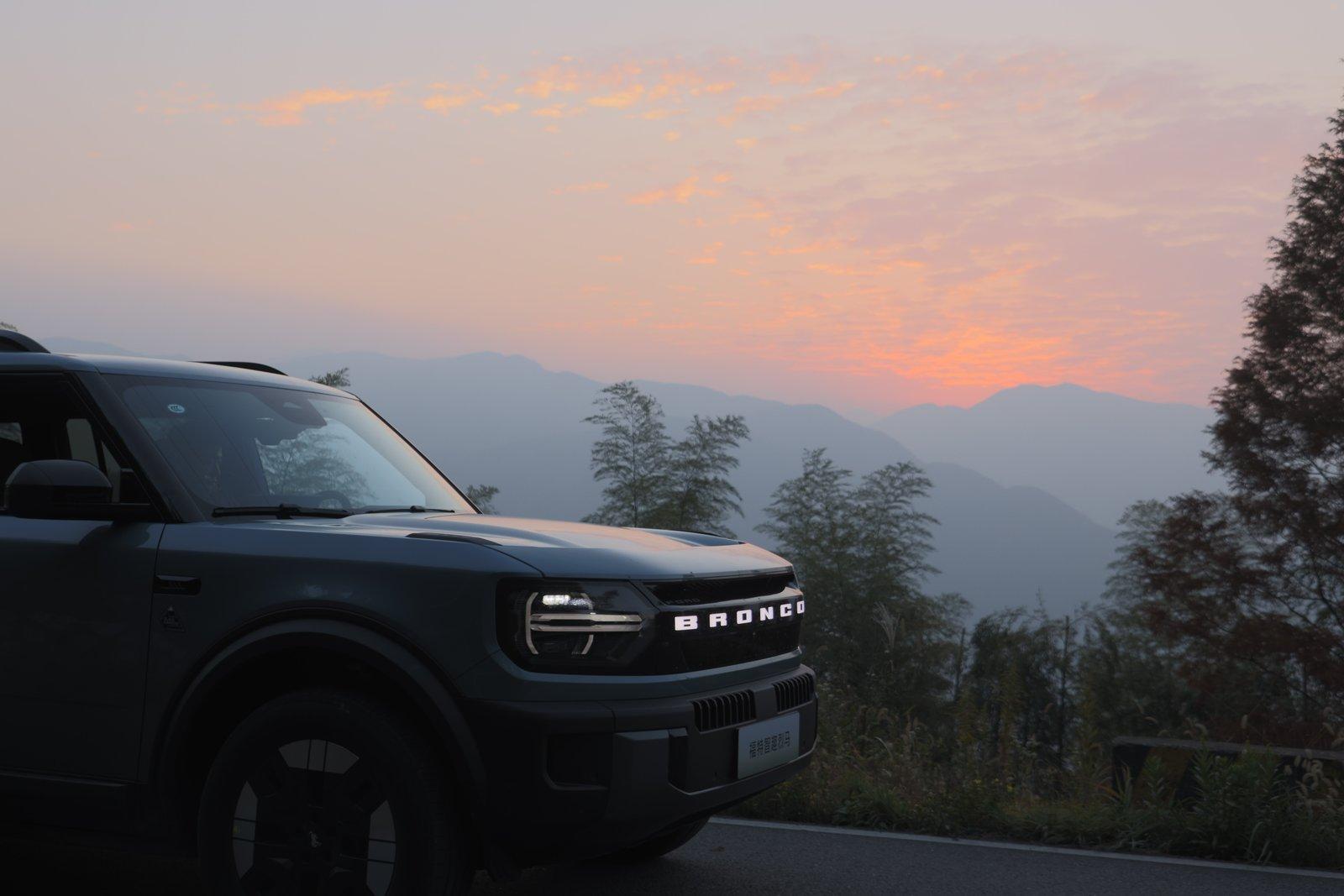 在硬派越野与精致露营的交界处，福特智趣烈马以“全场景、全天候、全地形”...