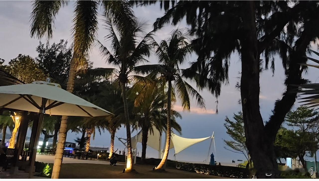 旁边一个大佬说，巽寮湾只有这一片像极了夏威夷。一个年轻美女补充，这里的设计布局、