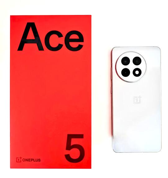 家人们，最近我挖到宝啦，必须跟你们分享我的新宠——一加Ace5！ 我对...