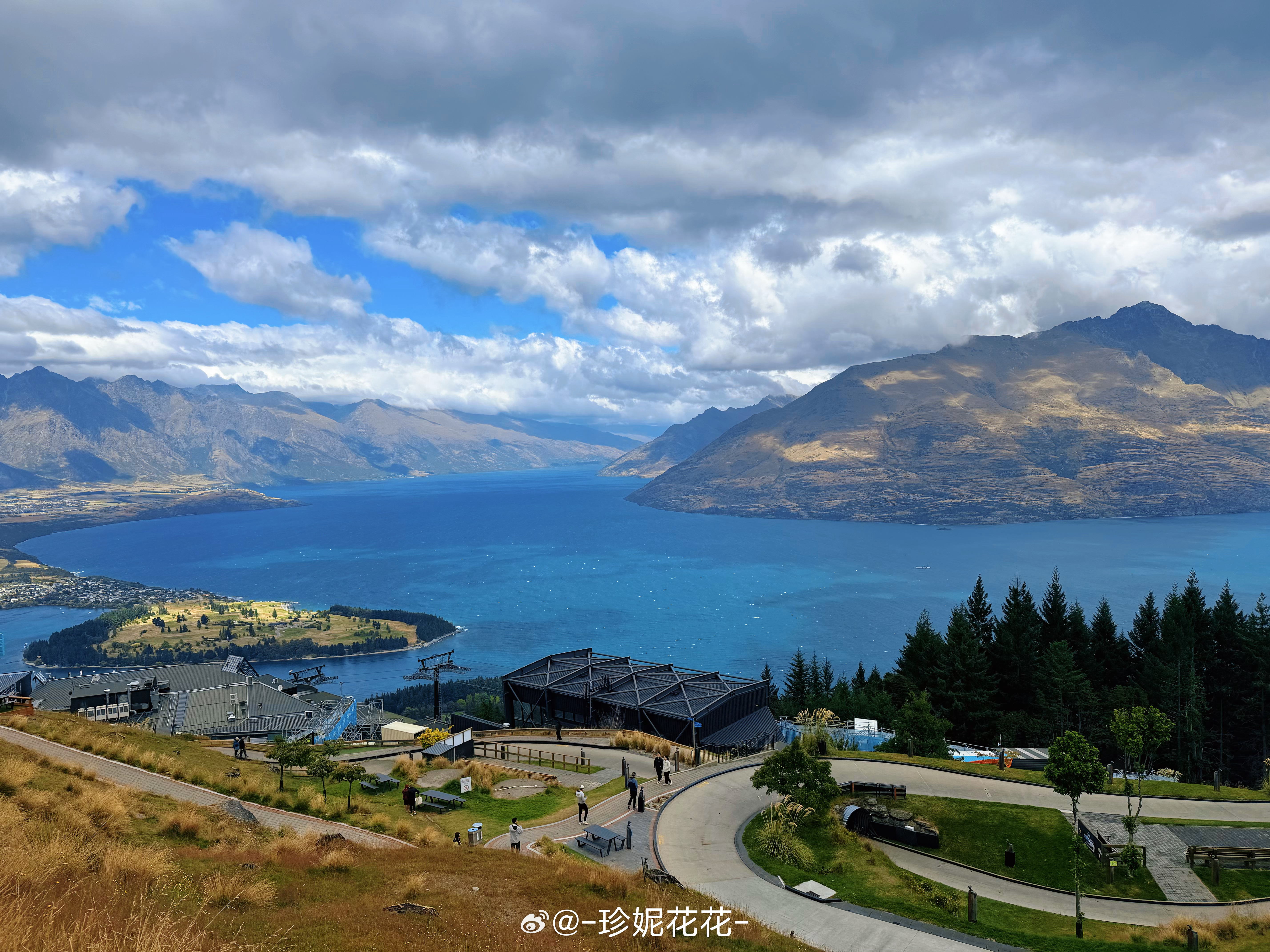 新西兰的夏天，和广州的冬天区别不大昨天出太阳热的穿短袖今天阴天冷的穿羽绒服阴天就