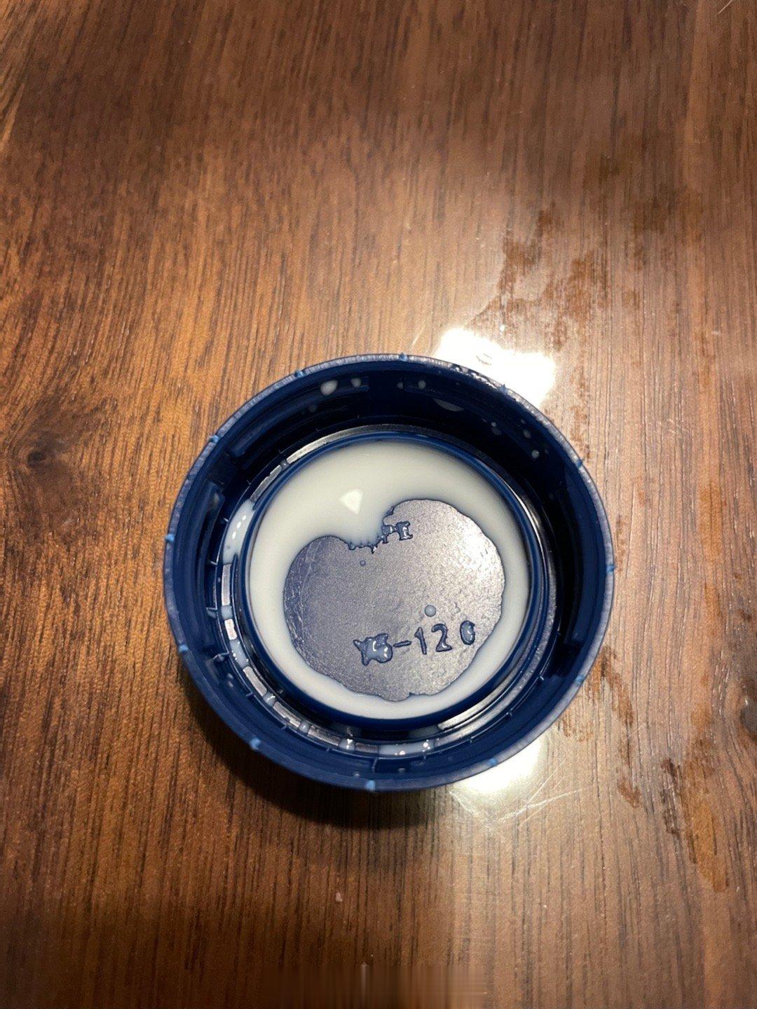  早餐的时候盯我的三鲜破酥包，赏了一丢丢牛奶，舔出一颗心给我，知道了知道了！爱的