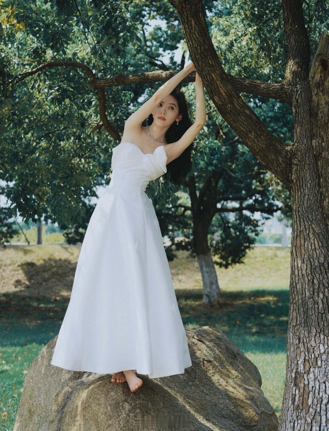 章若楠极品身材，为玉足而沉醉 